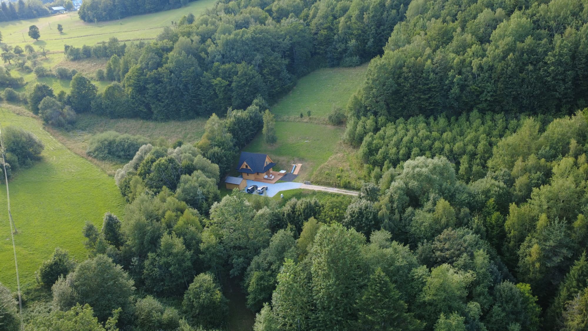 Widok z polany nad domkiem w Ochotnicy