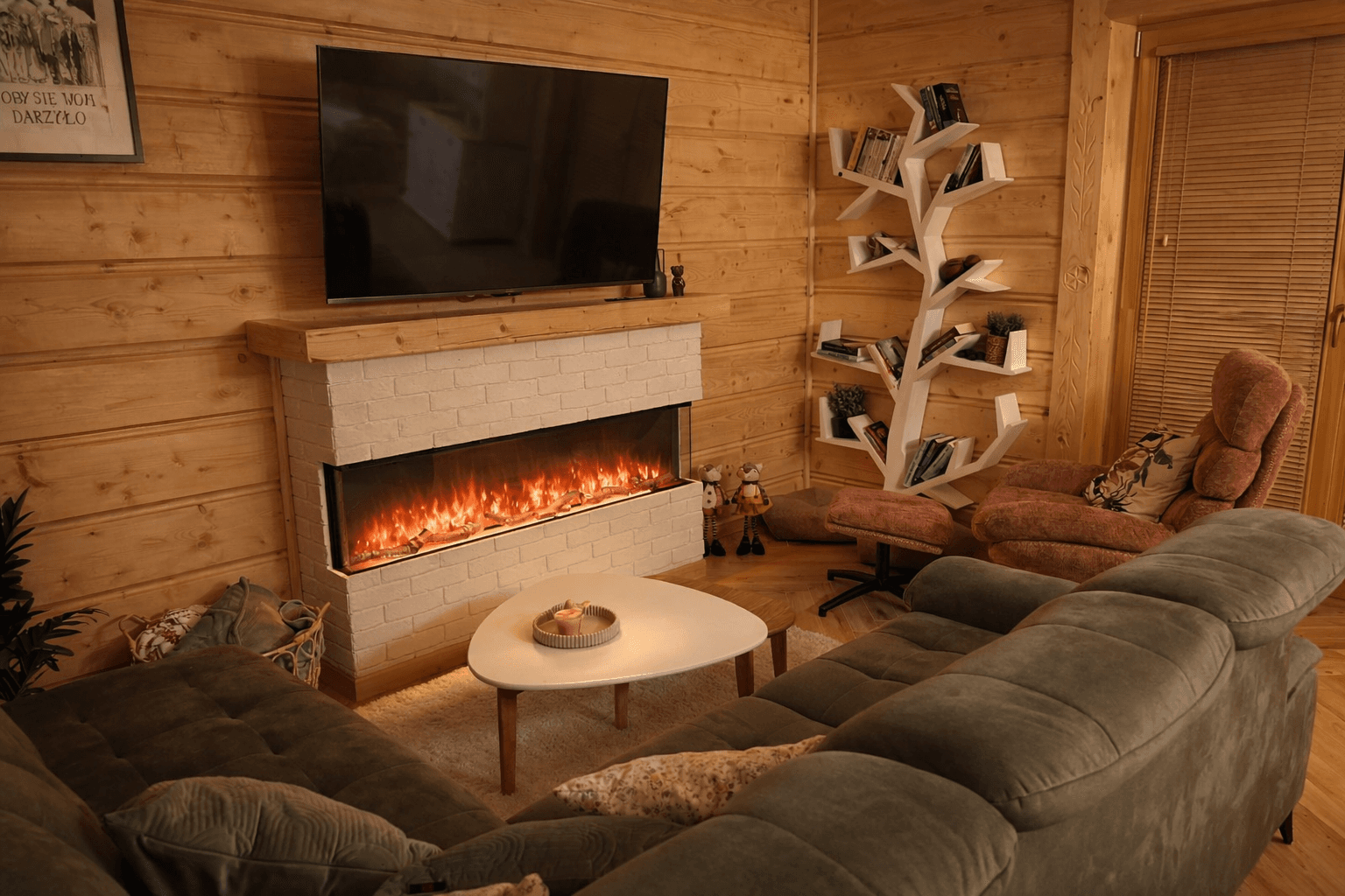 Salon z kuchnią i stołem w drewnianym domu.