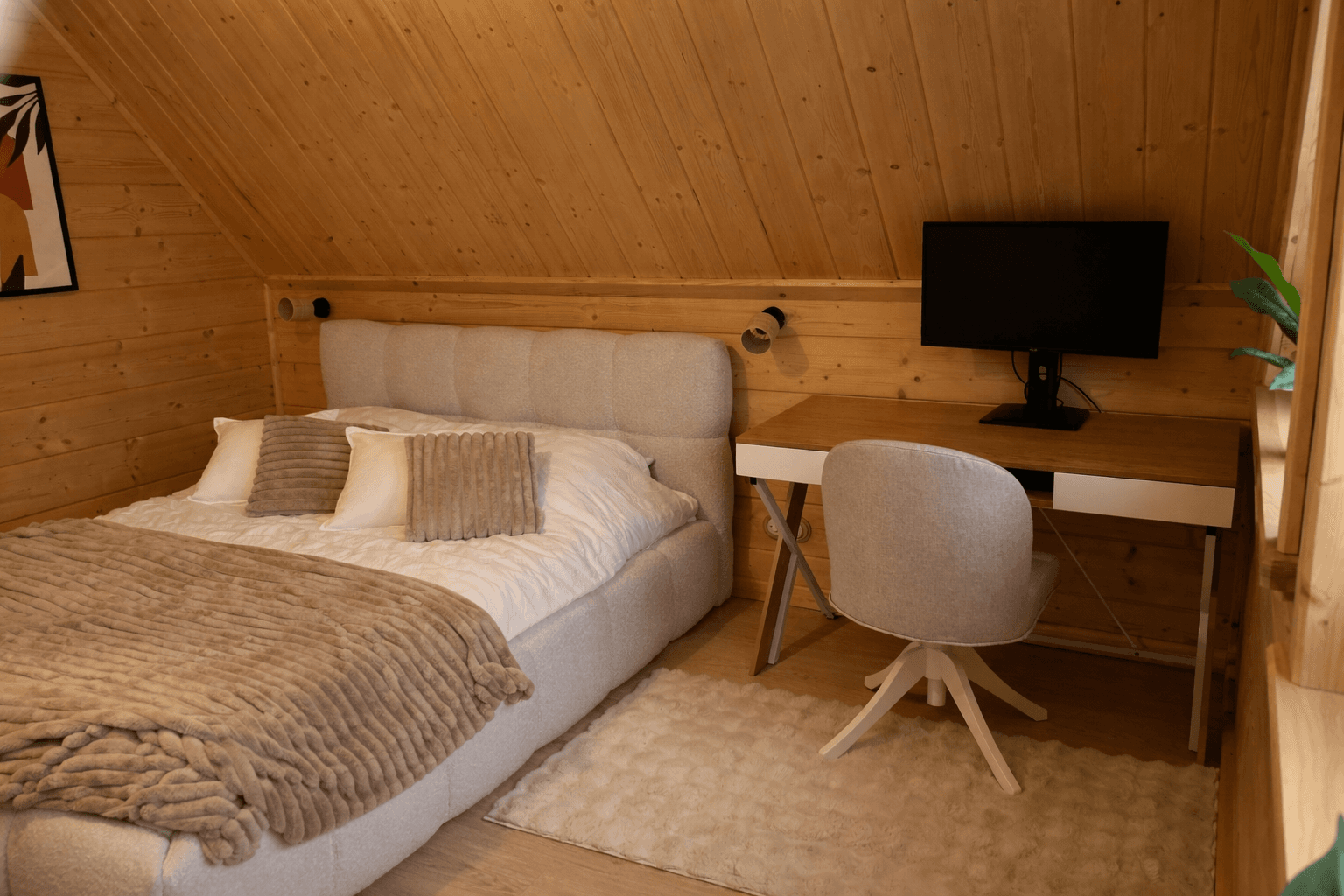 Biurko do pracy z monitorem i widokiem na las.