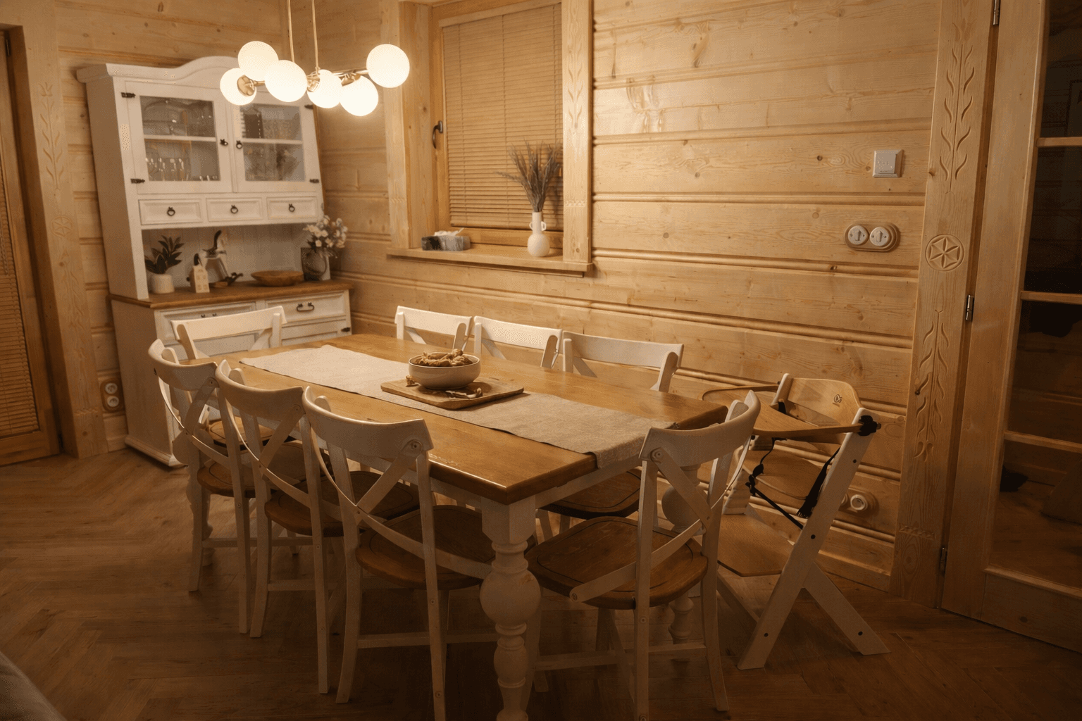 Parter z salonem, stołem i kuchnią w jednej przestrzeni.