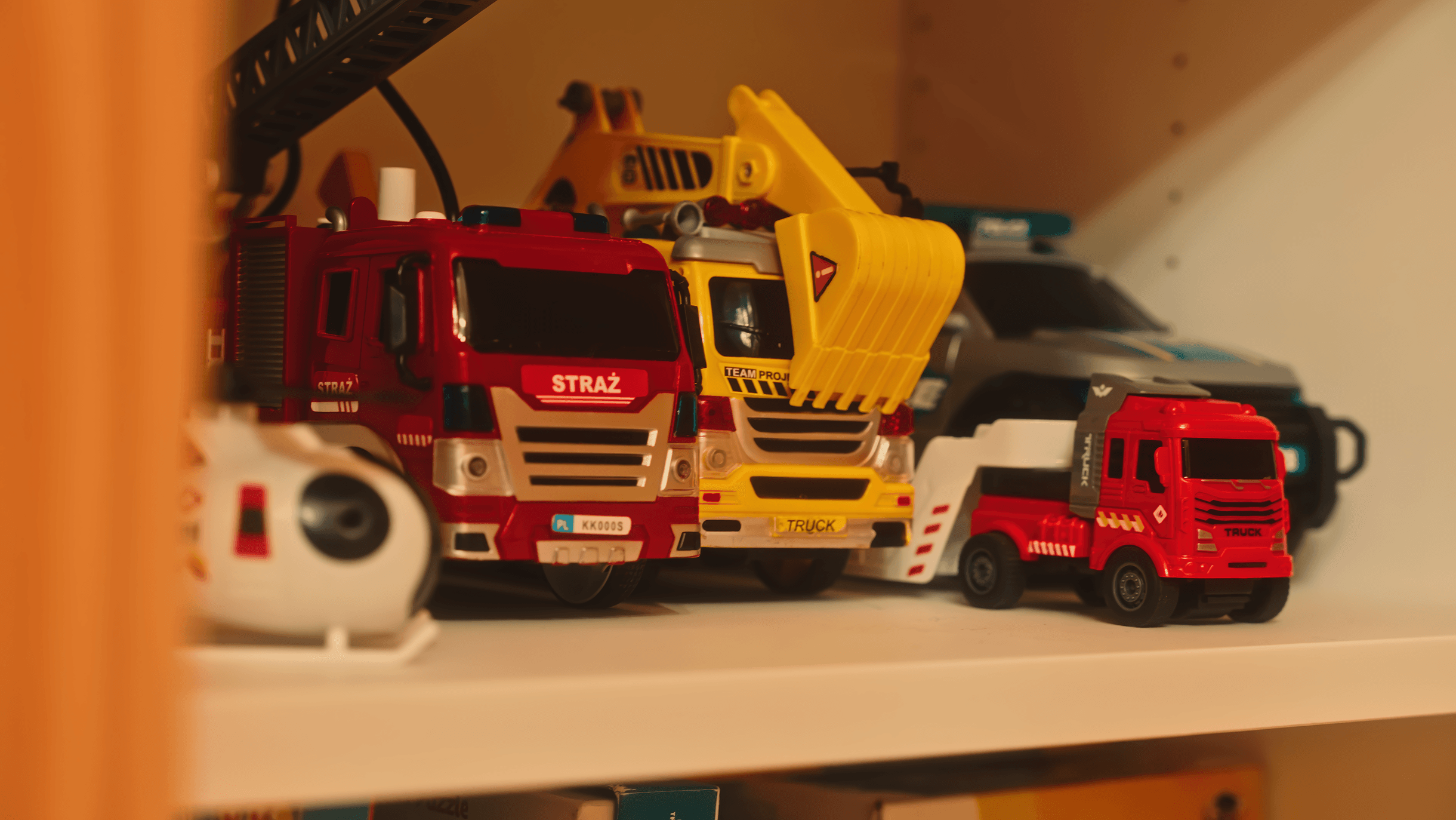 Pokój dziecięcy z samochodzikami.