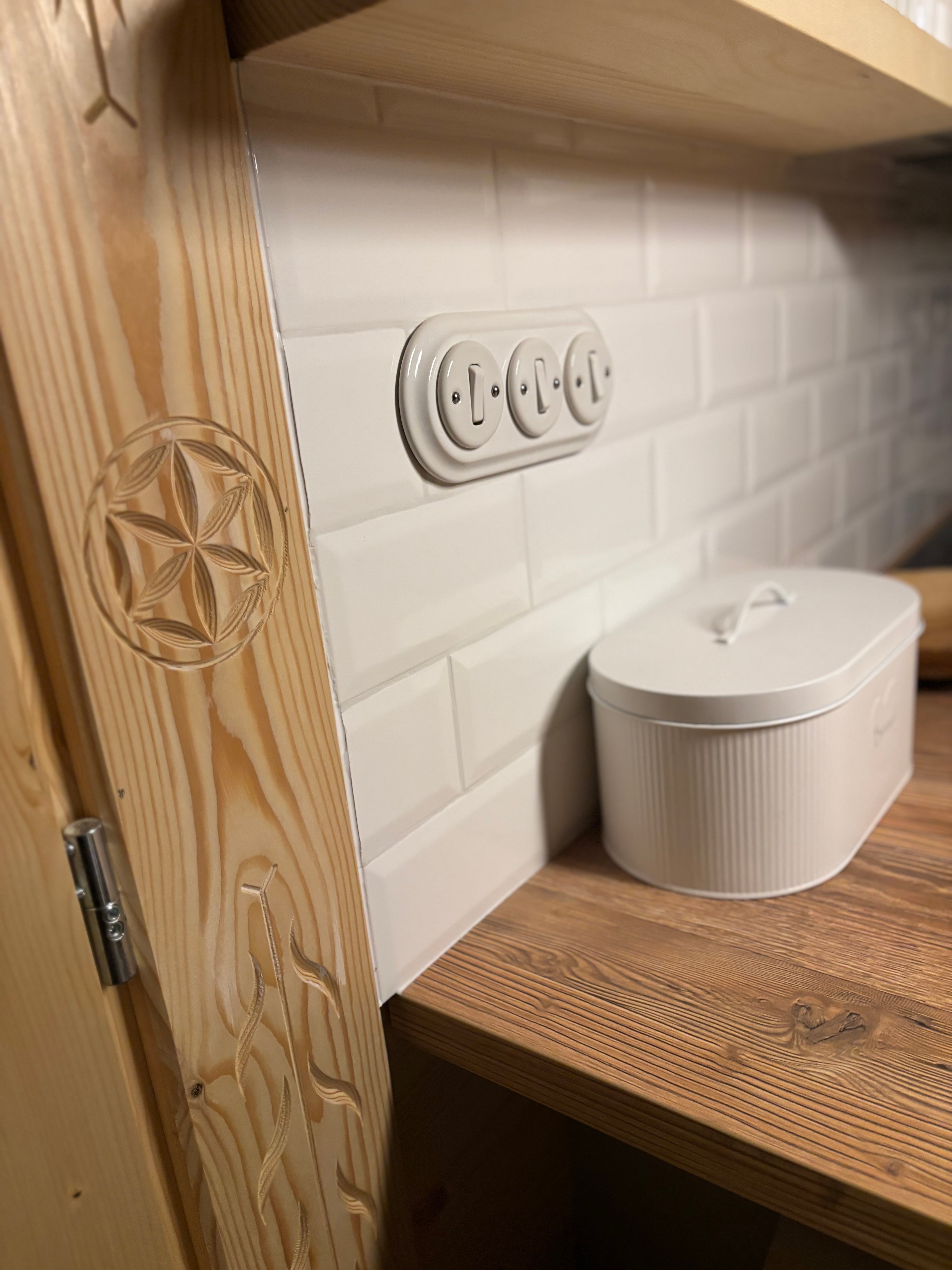 Gniazdka i detale w pokoju dziecięcym.