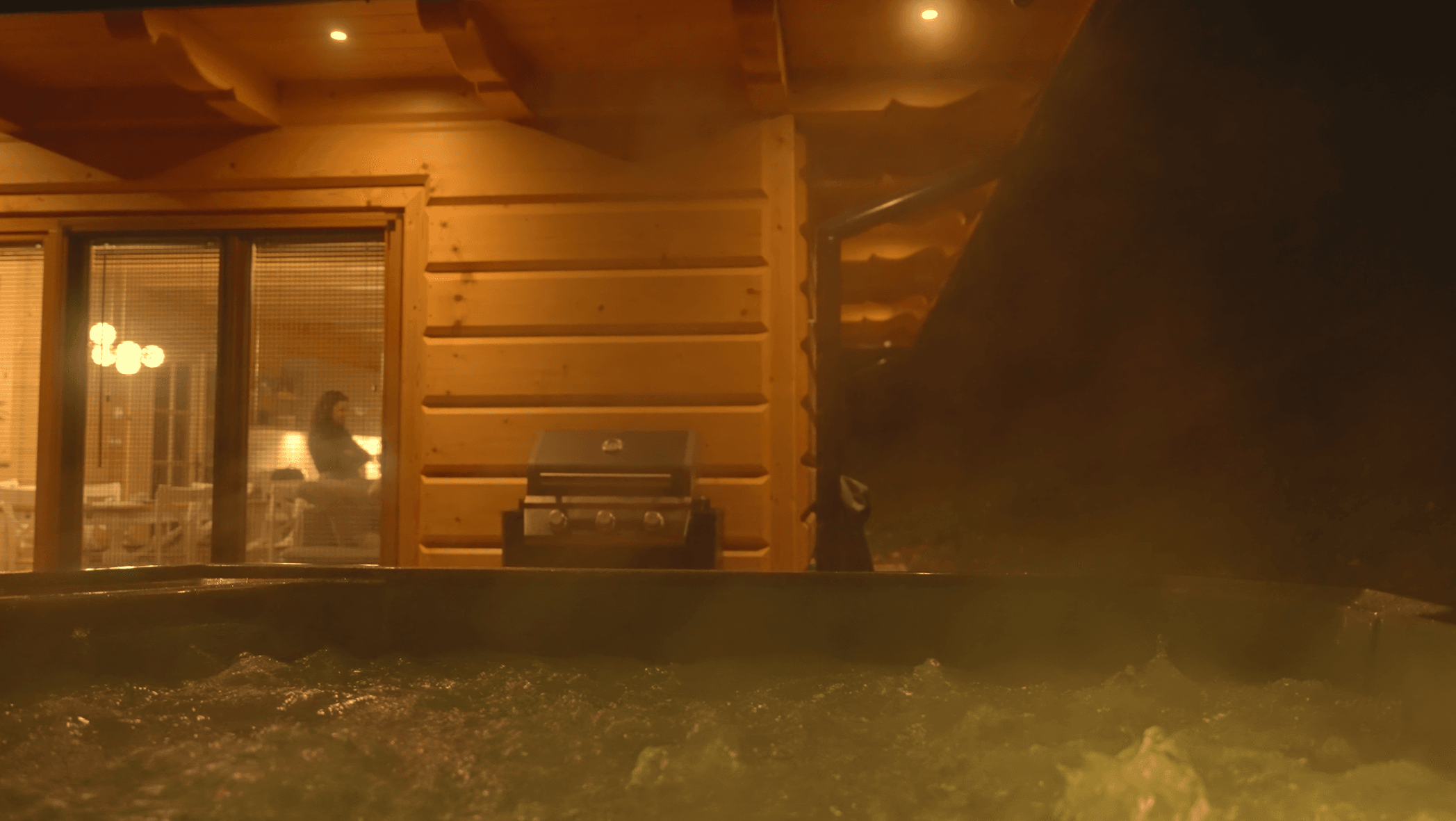 Jacuzzi na tarasie nocą.