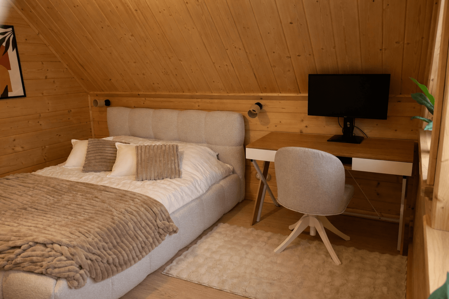 Sypialnia z podwójnym łóżkiem.