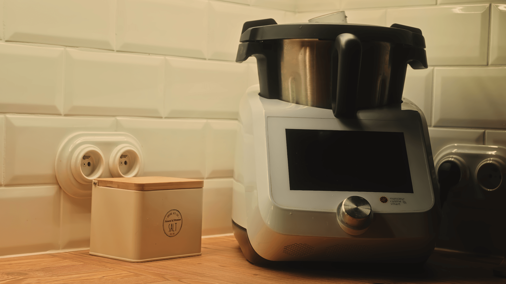 Kuchnia z urządzeniami kuchennymi.