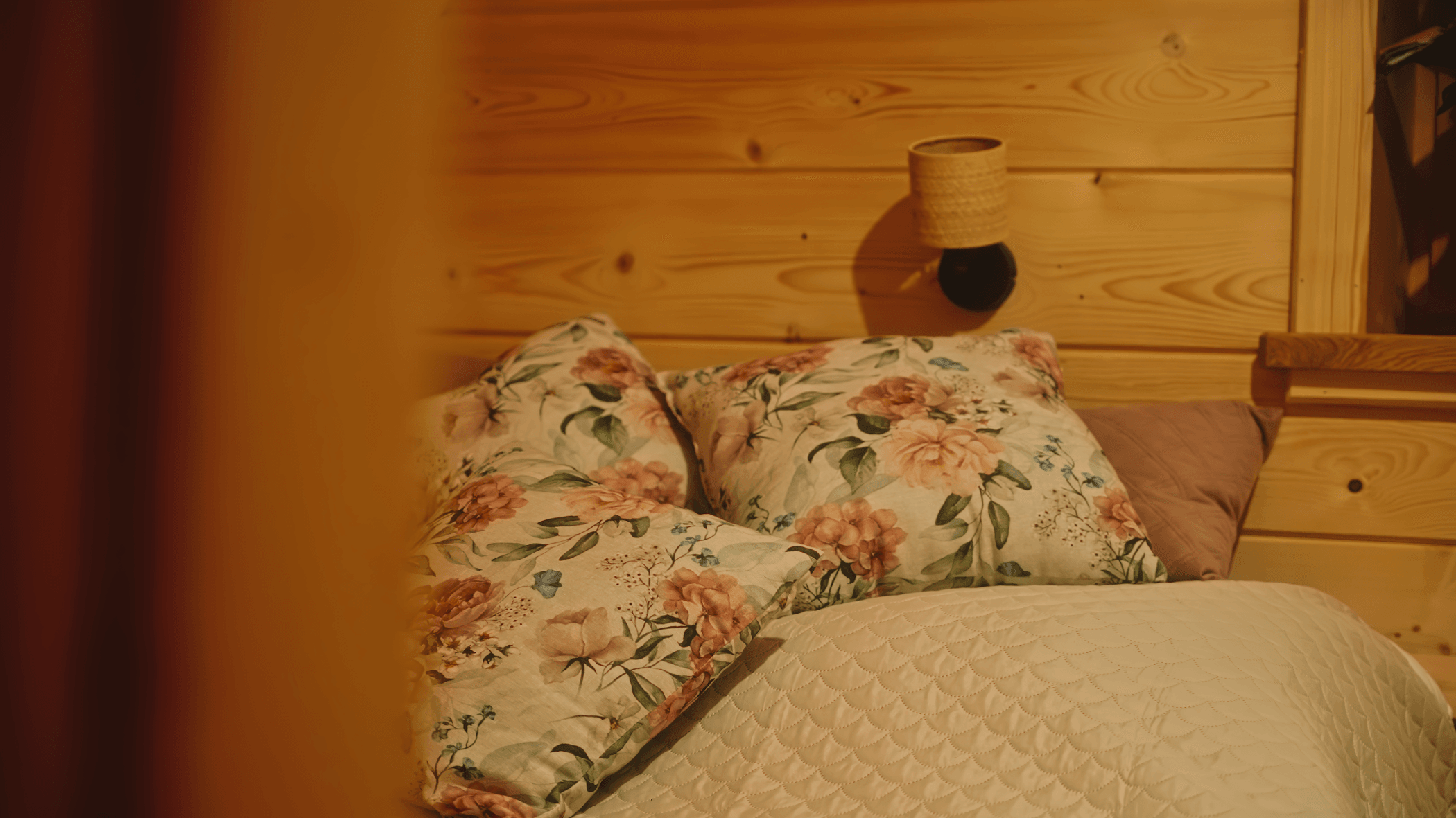 Łóżko w sypialni.