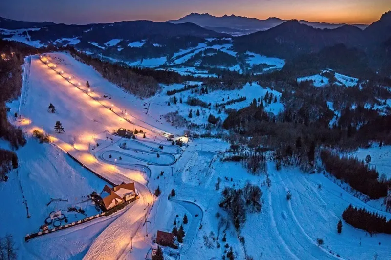 Zimowy krajobraz górski i śnieg.