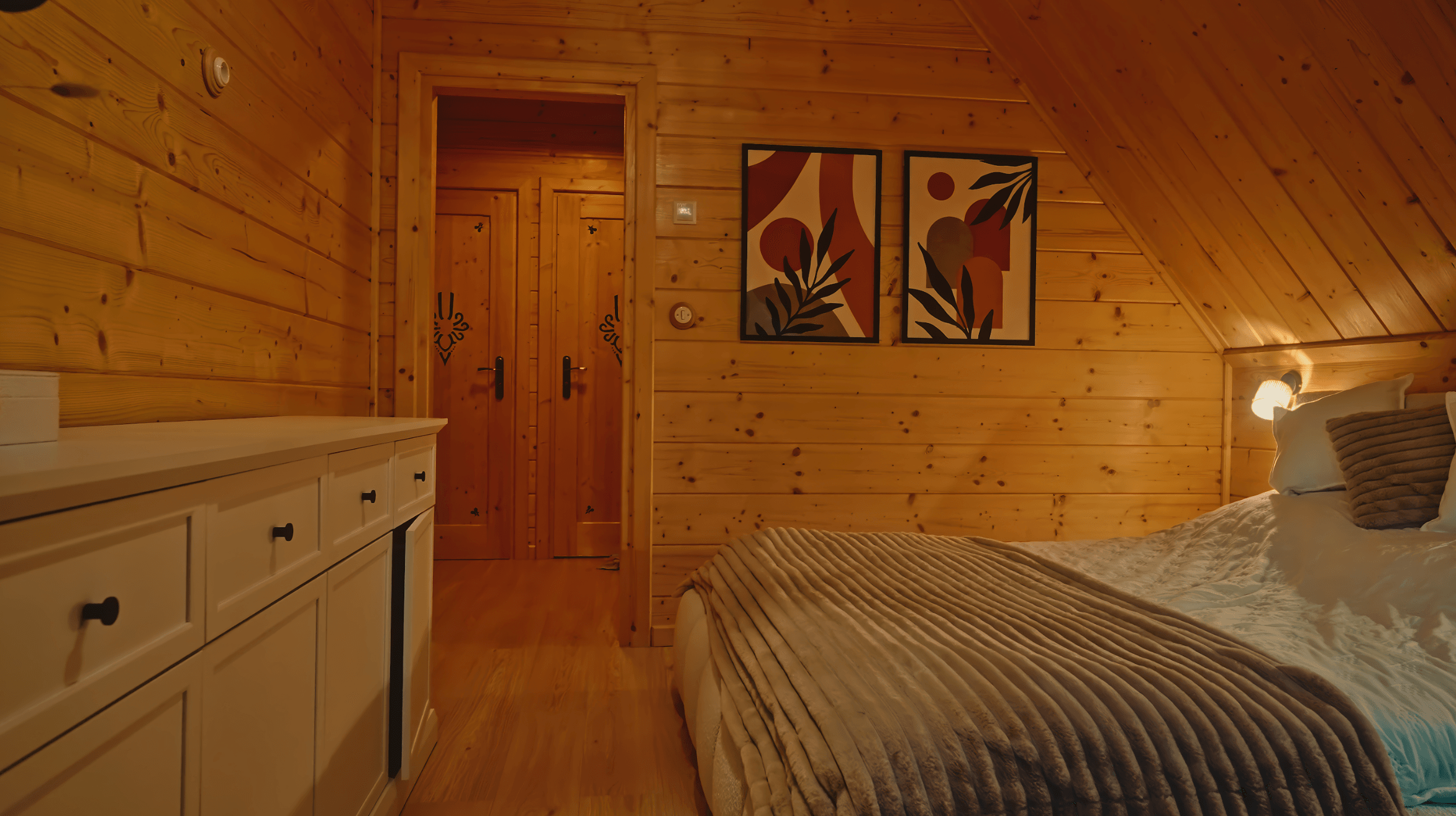 Duża sypialnia z łóżkiem.