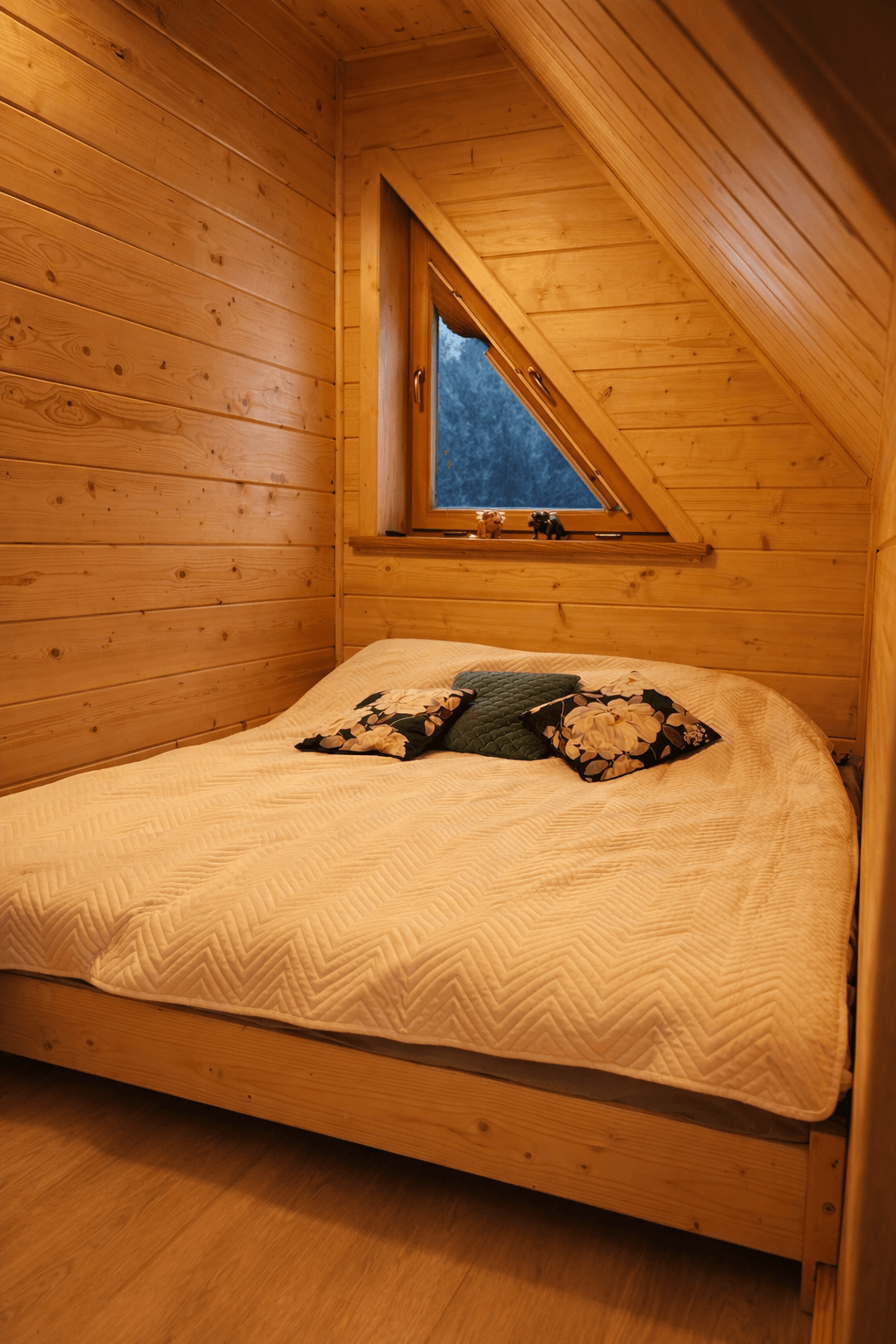 Sypialnia rodzinna z miejscami do spania dla dzieci.